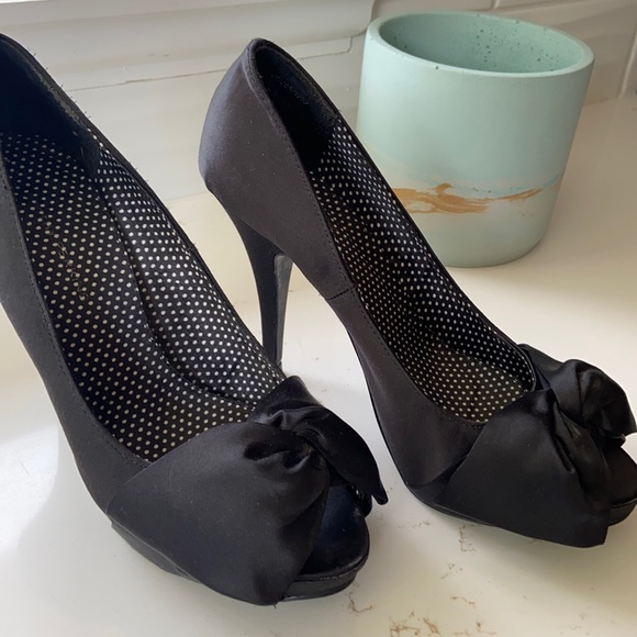 Black Heels Bow Detail - Picture 2 of 5